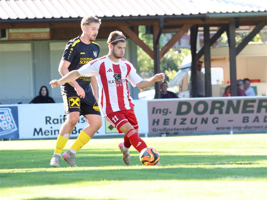 Tim Jelenko (am Ball) ist nach dem 3:0 im Derby schon wieder gefordet, jetzt in Bad Tatzmannsdorf.