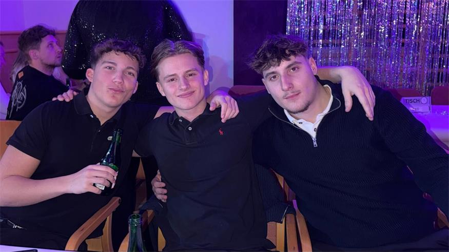 Tim, Zsombi und Moritz stoßen auf einen gelungenen Abend an.