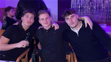 Tim, Zsombi und Moritz stoßen auf einen gelungenen Abend an.