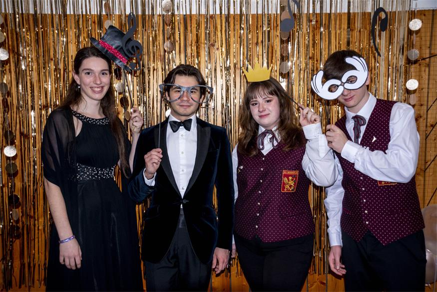 Tina Bauer, David Burits sowie Nina und David Reichel schnappten sich Zubehör für ein spaßiges Foto.