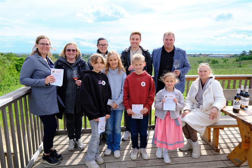Tina Brunner vom Weinbauverein Gols, Janine Allacher, Erika Puchegger vom Tourismusverband Nordburgenland, ORF Burgenland-Moderator Sebastian Györög, Obmann des Golser Weinbauvereins Michael Allacher und Gerlinde Schmid zusammen mit Helena Leonhard, Anna Iro, Laurens Iro und Lilly Frankl