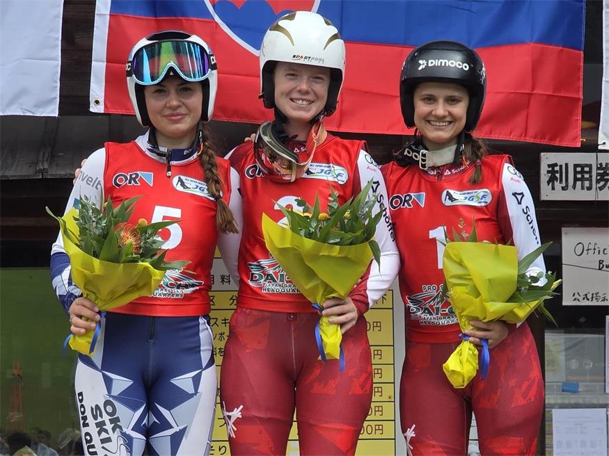 Tina Hetfleisch (Mitte) holte am ersten Tag der Junioren-WM in Japan Gold im Riesentorlauf, ex aequo mit der WM-Dominatorin Aneta Koryntova (l.) aus Tschechien. Die Niederösterreicherin Lara Teynor wurde Dritte. 