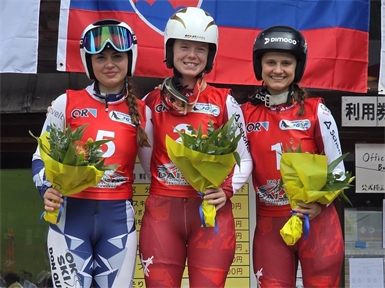 Tina Hetfleisch (Mitte) holte am ersten Tag der Junioren-WM in Japan Gold im Riesentorlauf, ex aequo mit der WM-Dominatorin Aneta Koryntova (l.) aus Tschechien. Die Niederösterreicherin Lara Teynor wurde Dritte. 