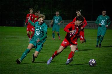 Tomas Solotruk (l.) und seine Klingenbacher setzten sich auf eigener Anlage gegen Neudorf/Parndorf Juniors (r. Jan Reiter) mit 2:0 durch.