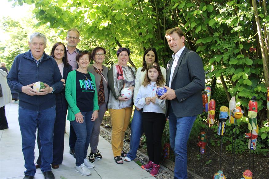 Toni Stimakovits (l.) und Förderwerkstätte-Leiterin Rita Keserovic (2.v.l.) freuten sich über den Besuch von (v.l.) Stadtrat Norbert Hoffmann, Franziska Renner, Stadträtin Gerlinde Heger, Vizebürgermeisterin Christina Köppel, Stadträtin Eva Maria Kneisz mit Tochter Johanna und Bürgermeister Johann Heisz.