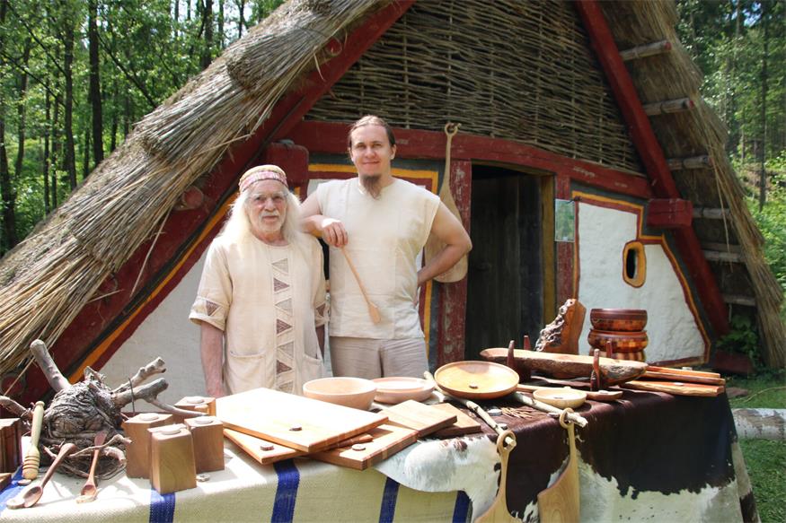 Toni und Benedikt präsentierten Drechselarbeiten.