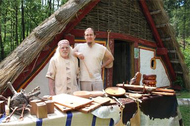 Toni und Benedikt präsentierten Drechselarbeiten.