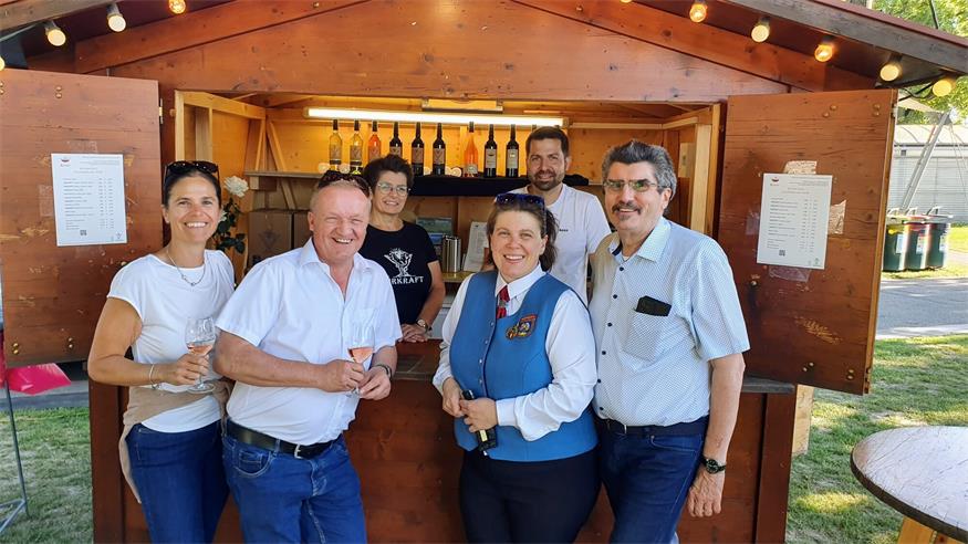 Tourismusgemeinderätin Daniela Stoll, Bürgermeister Michael Lampel, AMV-Kapellmeisterin Christina Winkler und Vizebürgermeister Christian Popovits (v.l.) stießen mit ein Achterl vom Grenzlandhof der Familie Reumann auf die gelungenen Weintage an.