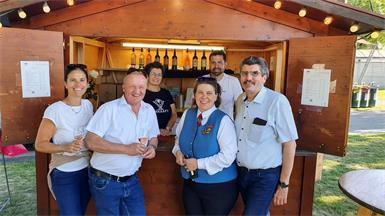 Tourismusgemeinderätin Daniela Stoll, Bürgermeister Michael Lampel, AMV-Kapellmeisterin Christina Winkler und Vizebürgermeister Christian Popovits (v.l.) stießen mit ein Achterl vom Grenzlandhof der Familie Reumann auf die gelungenen Weintage an.