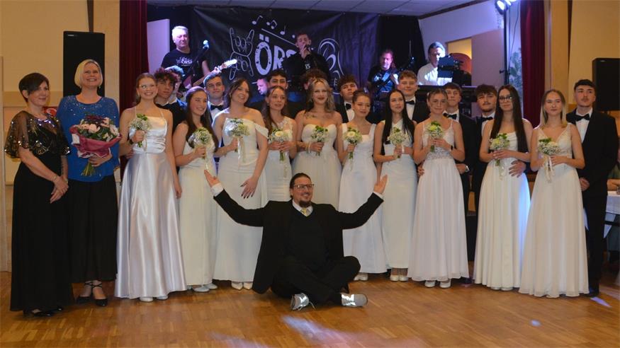 Tradition. Ein Jungdamen- und herrenkomitee eröffnete den Ball mit einer traditionellen und schönen Polonaise, einstudiert vom Team der Tanzschule Schmitner und deren Leiter Markus Schmitner.