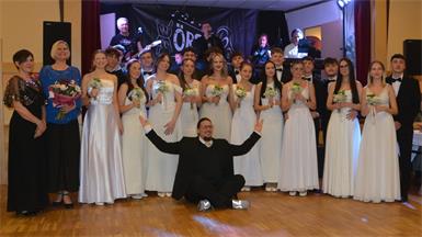 Tradition. Ein Jungdamen- und herrenkomitee eröffnete den Ball mit einer traditionellen und schönen Polonaise, einstudiert vom Team der Tanzschule Schmitner und deren Leiter Markus Schmitner.