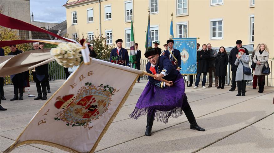 Traditionelles Fahnenschwingen vor dem Martinsdom in Eisenstadt.