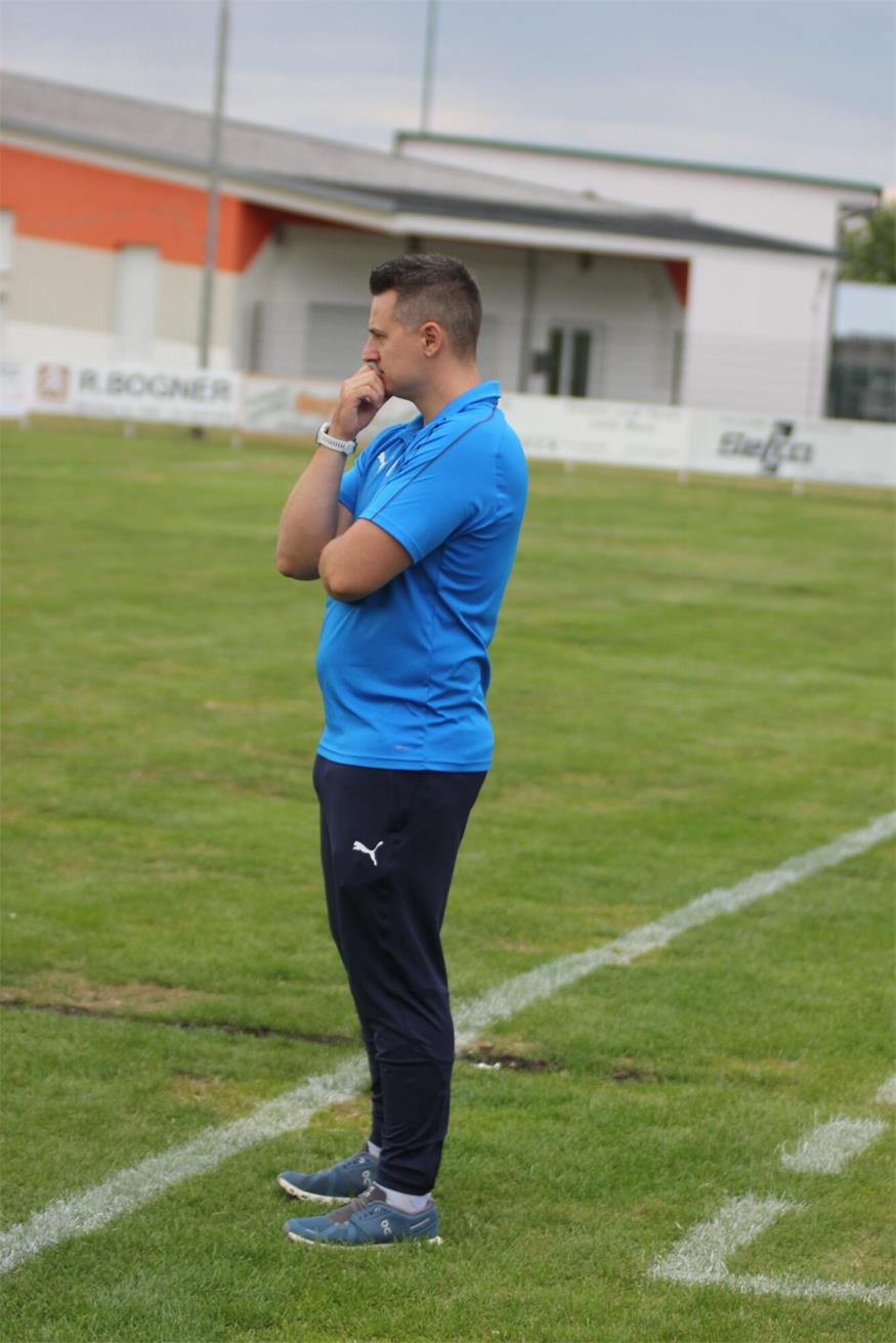 Trainer Manfred Schaffer verabschiedet sich nach dieser Saison vom SV Loipersbach – er bleibt den Letzten noch treu, der Neustart folgt im Sommer.