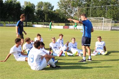 Trainer Mario Santner sagt seinen Spielern, wo es lang geht