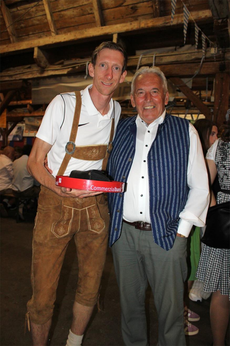 Mit der Lederhosen statt im Fußballtrikot zum Trachtenkirtag