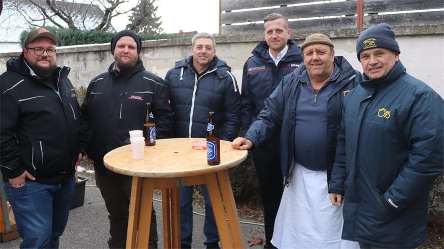 Traktoverein-Obmann Klaus Köckenbauer (r.) mit Stefan Müller (Obmann von den „Gfang Teifln“), SPÖ-Gemeinderat Karl Meerkatz, Thomas Fellinger, Feuerwehrkommandant Peter Schmid sowie Karl Meerkatz sen. beim Jahresausklang des Traktorvereins beim Alten Feuerwehrhaus und mittlerweile Vereinslokal.