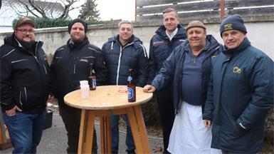 Traktoverein-Obmann Klaus Köckenbauer (r.) mit Stefan Müller (Obmann von den „Gfang Teifln“), SPÖ-Gemeinderat Karl Meerkatz, Thomas Fellinger, Feuerwehrkommandant Peter Schmid sowie Karl Meerkatz sen. beim Jahresausklang des Traktorvereins beim Alten Feuerwehrhaus und mittlerweile Vereinslokal.