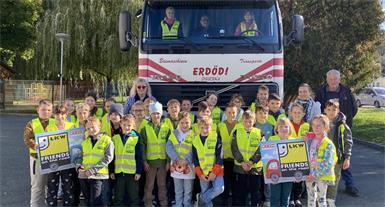 Transportunternehmer Christoph Erdödi, Direktorin Christa Resch-Jungschlager und Klassenlehrerin Silvia Konrath sowie Lkw-Fahrer Wolfgang Zsifkovits mit den Kindern der Volksschule Litzelsdorf // Foto © WKB