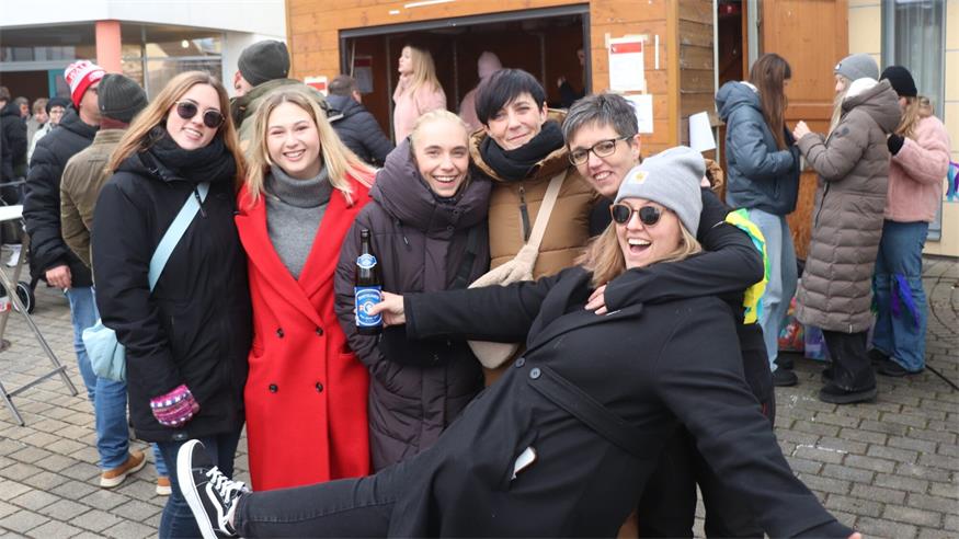 Trotz Kälte in blendender Laune waren Lea, Theresa, Laura, Petra, Anja und Corinna beim Kirtagsbaumaufstellen in Rohrbach.