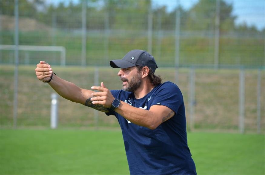 U18-Trainer Roman Wallner dirigiert seine Burschen nach vorne. 