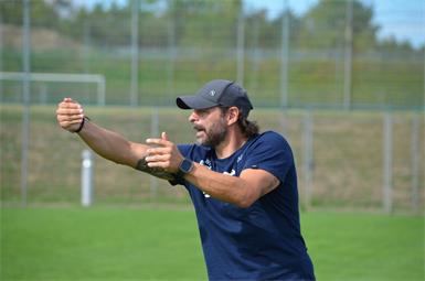 U18-Trainer Roman Wallner dirigiert seine Burschen nach vorne. 