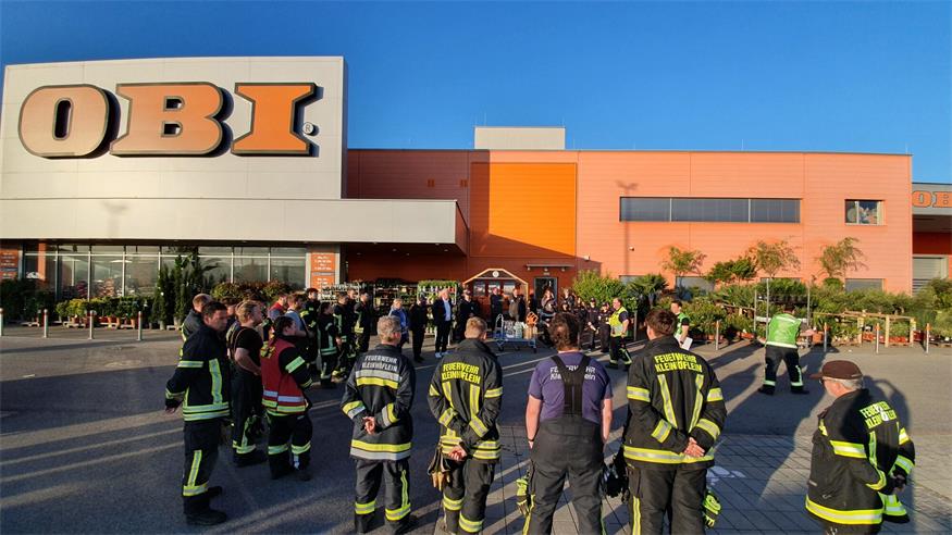 Über 20 Floriani waren bei der Übung im Einsatz, bei der ein Brand in einem großen Baumarkt (hier: die neue Obi-Filiale) simuliert wurde.