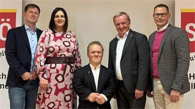 Über 60 Prozent für die SPÖ in Neufeld - da haben Bürgermeister Michael Lampel (2.v.r.) Ortsparteivorsitzender Michael Posteiner (Mitte) seine Stellvertreter Tobias Lang (l.) und Berend Tusch (r.) und Landeshauptmann-Stellvertreterin Astrid Eisenkopf gut lachen.