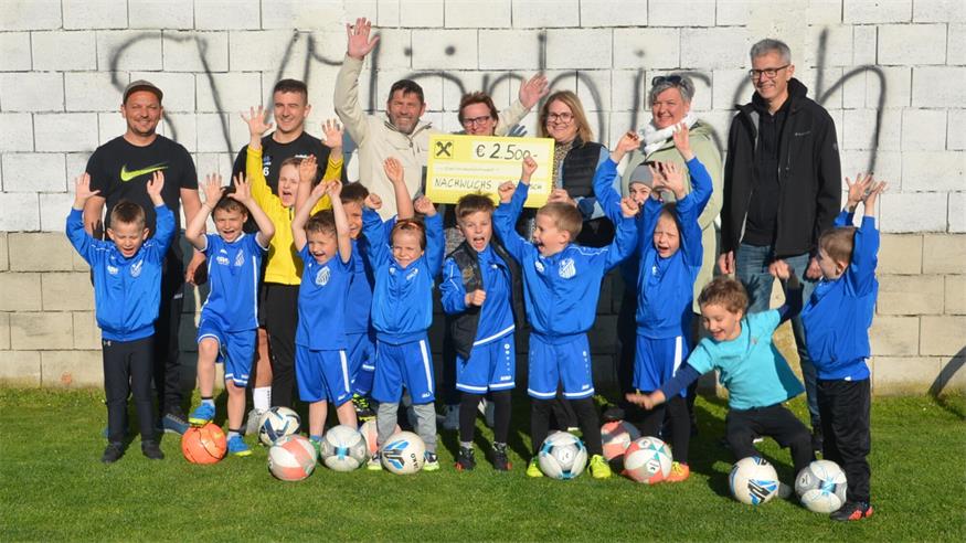 Übergabe I. Die Trainer der Nachwuchsmannschaften Dominik Koch und Raphael Kummer sowie SV-Obmann Walter Schneeberger (v.l.) und Nachwuchsleiter Franz Schindler (r.) freuten sich mit den jüngsten Spielern über die Spende vom Weiberkomitee, die Anita Schindler, Julia Fischl und Melanie Österreicher-Trimmel (v.l.) mitbrachten.