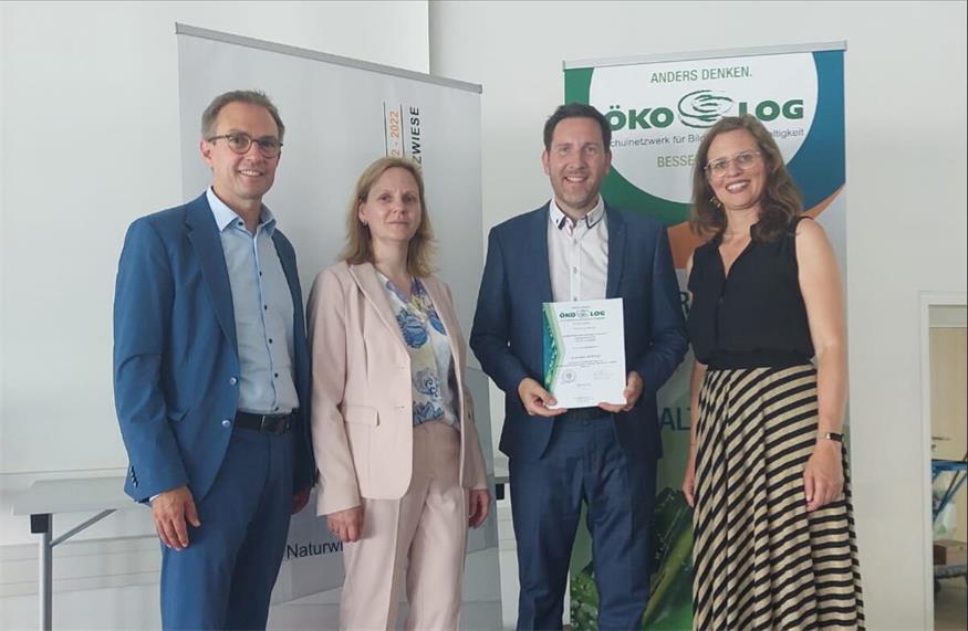 Übergabe ÖKOLOG-Urkunde. Jürgen Neuwirth, ÖKOLOG- Koordinatorin Christa Thell, Direktor Markus Neuhold und Landeshauptmann-Stellvertreterin Anja Haider-Wallner. 
