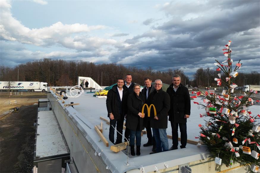 Ugur Ok, Head of Developement von Mc Donald's Österreich, Steinberg-Dörfls Bürgermeister Manfred Schmidt, die Restaurantbetreiber Sandra und Michael Trittinger, Oberpullendorfs Bürgermeister Johann Heisz und Landesrat Heinrich Dorner feierten die Dachgleiche des neuen Restaurants.