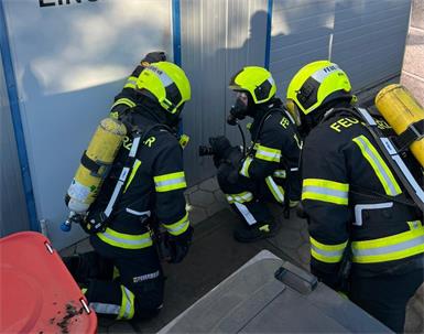 Um die sichere Bergung einer Gasflasche ging es bei der Feuerwehrübung anlässlich der jährlichen Inspektion.