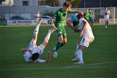 Umfaller. Die Hornsteiner unterlagen am Samstagabend in Illmitz. Die jubelten nach dem 4:1-Erfolg. 