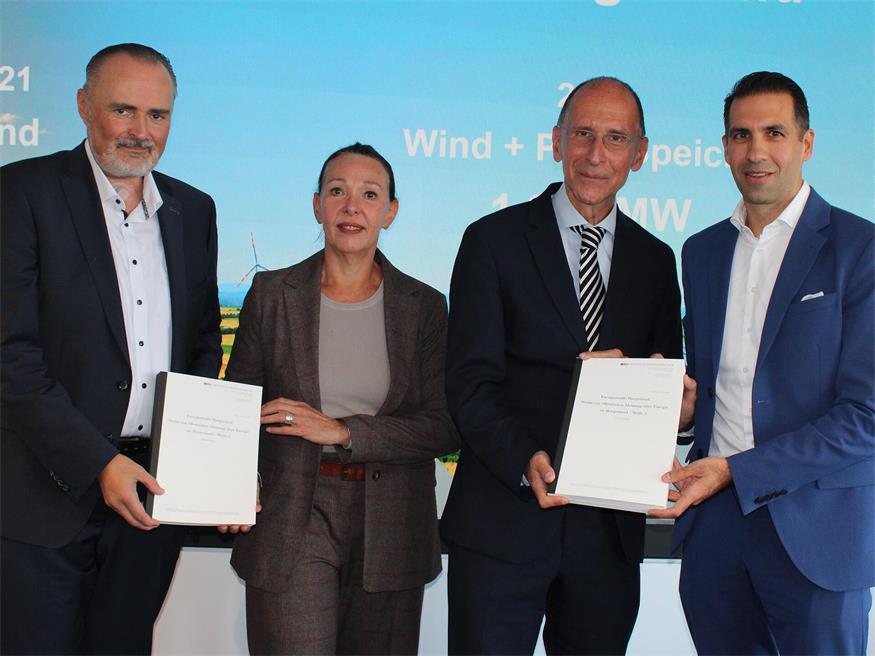 Umfrage-Präsentation (v.l.): Landeshauptmann Hans Peter Doskozil, Markt- und Meinungsforscherin Christina Matzka, Studienleiter Peter Filzmaier, Burgenland-Energie-CEO Stephan Sharma.