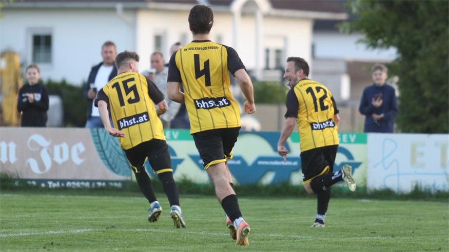 Umjubelte Sensation. Wulkaprodersdorfs Florian Gusek (r.) wurde nach seinem Siegestor gegen Oberpullendorf von Mitspielern umjubelt.