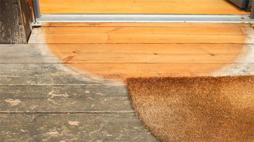 Holzmöbel im Garten richtig pflegen Ungeschütztes Holz vergraut durch UV-Strahlen, die das für den Zellwandschutz im Holz zuständige Lignin zerstören.