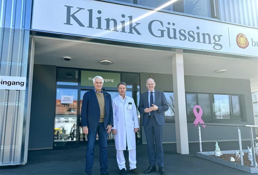 Univ.-Prof. Dr. Stephan Kriwanek (medizinischer Geschäftsführer der Gesundheit Burgenland), Primar. Dr. Erich Willhuber (Abteilungsvorstand der Chirurgie in der Klinik Güssing) und Mag. Franz Öller, MBA, MPH (kaufmännischer Geschäftsführer der Gesundheit Burgenland) sind stolz auf das neue Angebot in der Klinik Güssing.
