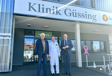 Univ.-Prof. Dr. Stephan Kriwanek (medizinischer Geschäftsführer der Gesundheit Burgenland), Primar. Dr. Erich Willhuber (Abteilungsvorstand der Chirurgie in der Klinik Güssing) und Mag. Franz Öller, MBA, MPH (kaufmännischer Geschäftsführer der Gesundheit Burgenland) sind stolz auf das neue Angebot in der Klinik Güssing.