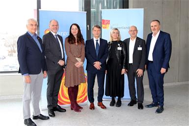 Univ.-Prof. Stephan Kriwanek, Franz Öller, kaufmännischer Geschäftsführer der Gesundheit Burgenland, Primaria Kordula Lang-Illievich, Primarius Erich Willhuber, Pflegedirektorin Bianca Puntigam, Markus Malits, neuer Kaufmännischer Leiter der Klinik Güssing und Landeshauptmann Hans Peter Doskozil, 