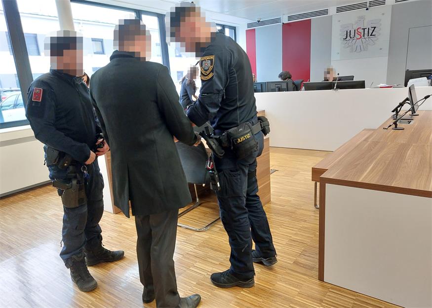 Unter Aufsicht der Justizwache wurde der Betroffene in den Gerichtssaal gebracht.