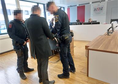 Unter Aufsicht der Justizwache wurde der Betroffene in den Gerichtssaal gebracht.