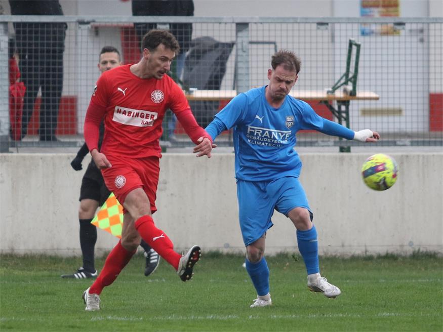 Unter Spielertrainer Dominik Wydra (l.) hat Siegendorf in der Rückrunde schon 19 Punkte geholt