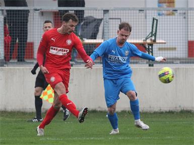 Unter Spielertrainer Dominik Wydra (l.) hat Siegendorf in der Rückrunde schon 19 Punkte geholt