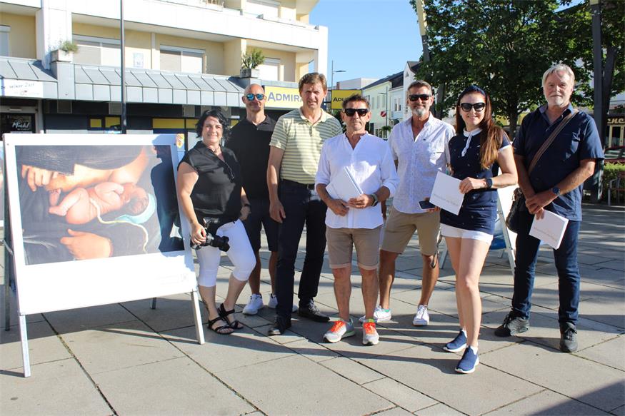 Unter den 28 ausstellenden Fotografinen und Fotografen befinden sich auch Nicole Oberhofer, Patrick Bucher, Erwin Muik, Eric Halwax, Rodica Zita Würth und Franz Messenbäck. Mit am Bild Bürgermeister Hannes Heisz (3.v.l.).