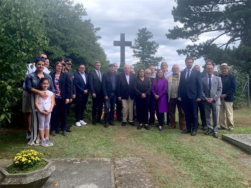 Unter den Gästen befanden sich Landtagsabgeordneter Patrik Fazekas, Bezirkshauptmann von Oberpullendorf Klaus Trummer, Referatsleiterin der Romapastoral Manuela Horvath, Leiter der historischen Abteilung im Innenministerium Stephan Mlczoch, Landespolizeidirektor-Stellvertreter Generalmajor Werner Fasching, Vorständin des Nationalfonds Hanna Lessing, Bundeskanzler a. D. Franz Vranitzky, Bürgermeister Christian Weninger und Schriftsteller Michael Köhlmeier.