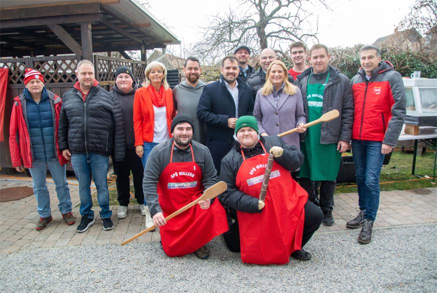 Unter den Gästen waren unter anderem LAbg. Elisabeth Böhm (4.v.l.), SPÖ-Ortsparteivorsitzender Andreas Müllner (5.v.l.), LAbg. Kilian Brandstätter (6.v.l.), Bürgermeister Ernst Oroszlan (5.v.r.), Landesrätin Daniela Winkler (4.v.r.)und Vizebürgermeister Robert Csukker (rechts).