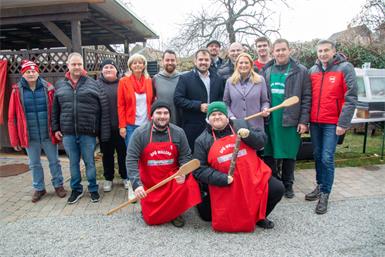 Unter den Gästen waren unter anderem LAbg. Elisabeth Böhm (4.v.l.), SPÖ-Ortsparteivorsitzender Andreas Müllner (5.v.l.), LAbg. Kilian Brandstätter (6.v.l.), Bürgermeister Ernst Oroszlan (5.v.r.), Landesrätin Daniela Winkler (4.v.r.)und Vizebürgermeister Robert Csukker (rechts).