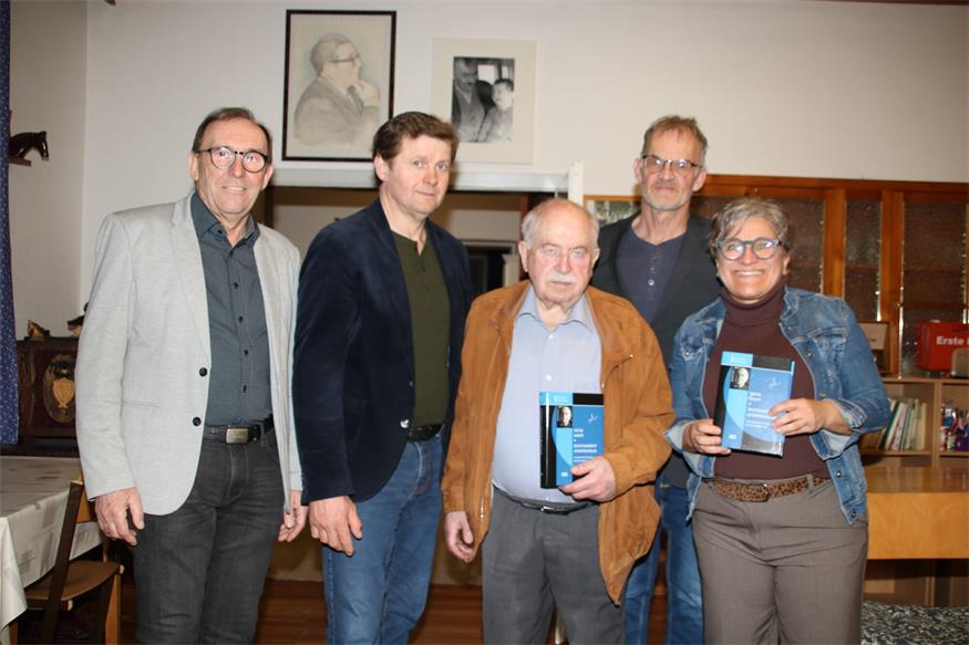 Unter den Zuhörerinnen und Zuhörern bei der Buchpräsentation von Ernö Déak (2.v.r.) befanden sich neben der Obfrau des Mittelburgenländisch Ungarischen Kulturvereins, Elizabeth Hausmann-Farkas, auch Bürgermeister Johann Heisz, Vizebürgermeister Nikolaus Dominkovits und Stadtrat Norbert Hoffmann.