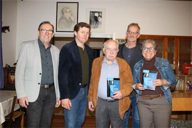 Unter den Zuhörerinnen und Zuhörern bei der Buchpräsentation von Ernö Déak (2.v.r.) befanden sich neben der Obfrau des Mittelburgenländisch Ungarischen Kulturvereins, Elizabeth Hausmann-Farkas, auch Bürgermeister Johann Heisz, Vizebürgermeister Nikolaus Dominkovits und Stadtrat Norbert Hoffmann.
