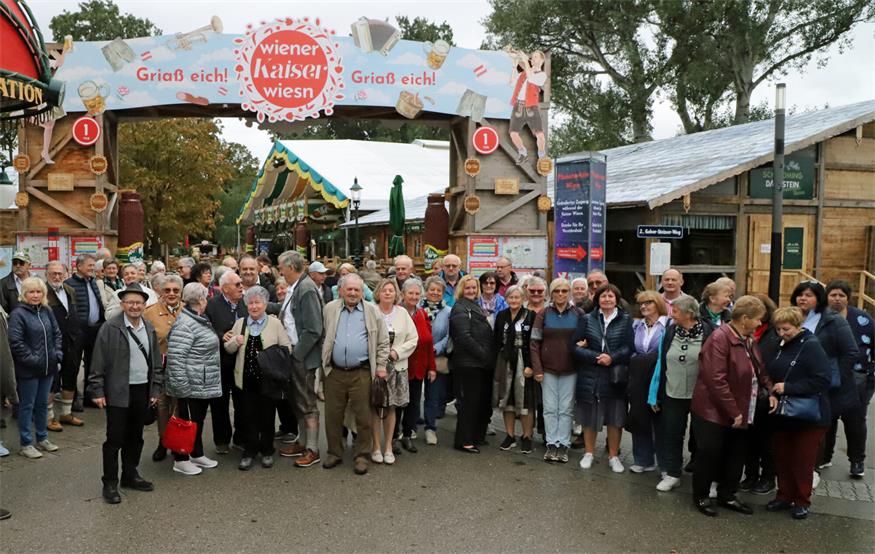 Unter der Leitung von Pensionistenverbandvorsitzendem Franz Seckel ging es für mehr als 100 Pensionistinnen und Pensionisten aus dem Bezirk Oberpullendorf auf die Wiener Kaiser Wiesn.