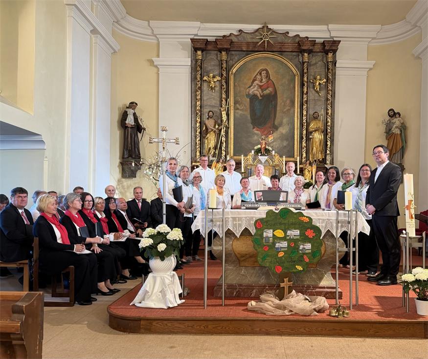 Unter der musikalischen Leitung von Thomas Frühstück begeisterten der Ramaza Singkreis (l.) und der Chor der Pfarre Piringsdorf.